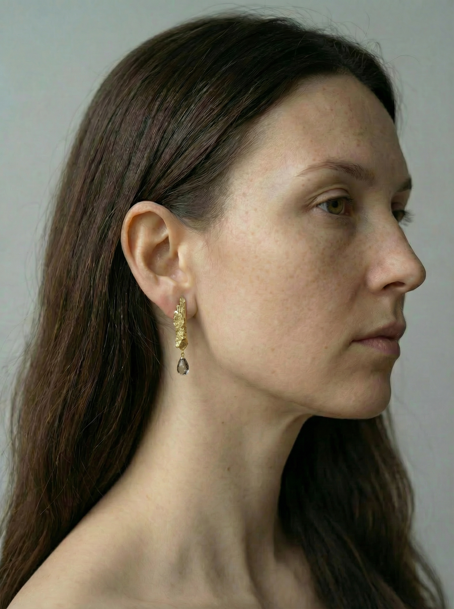 Barkens Röst Örhängen Rökkvarts Guld